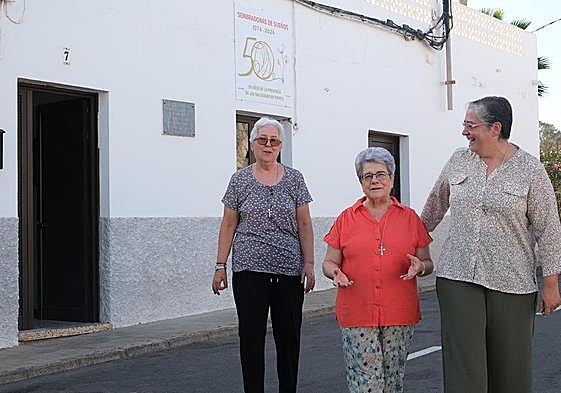 Sor Olga Portero, flanqueada por las hermanas María Navarro y Paloma Redondo, a la puerta de la casa parroquial de Tuineje.