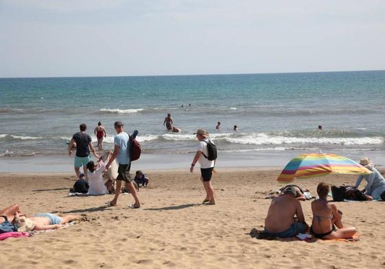 Un chapuzón en la playa para combatir la ola de calor