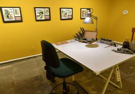 Mesa de trabajo de Morgan, que ocupa un espacio central de la exposición.