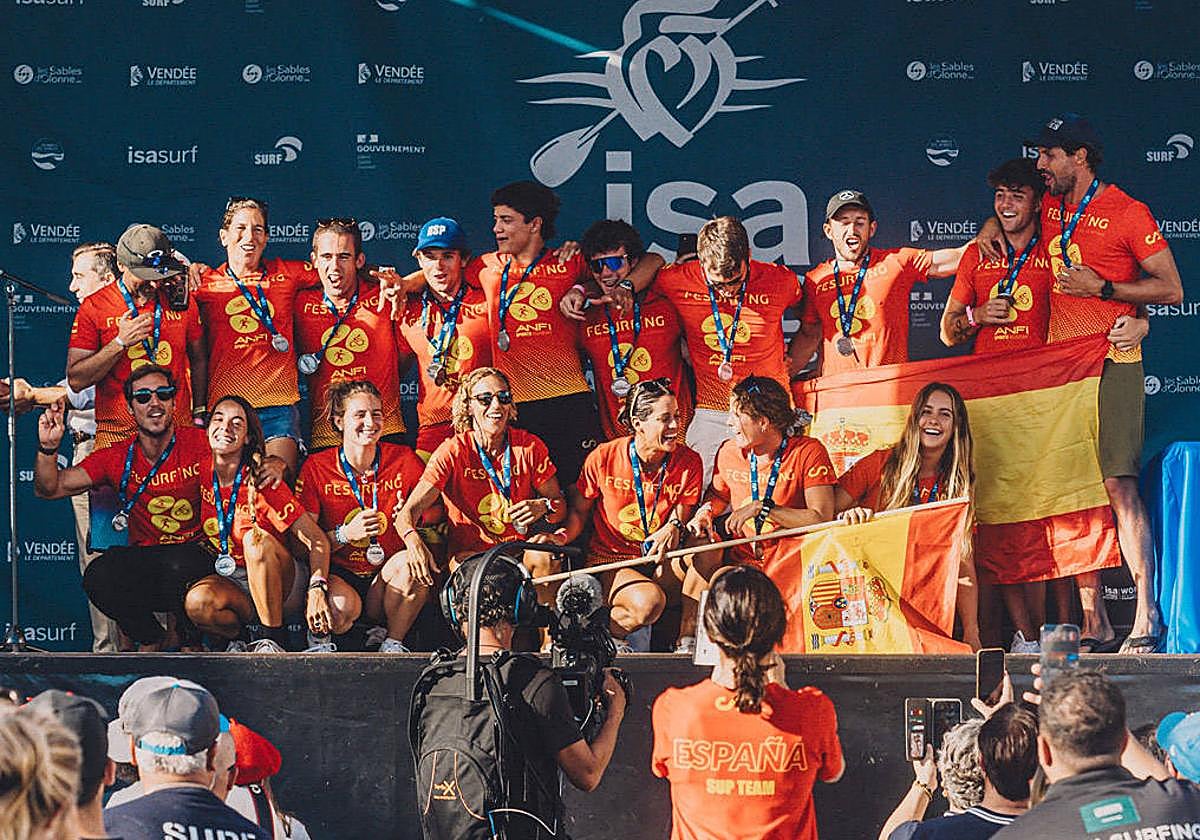 España celebra la medalla de plata en el podio.