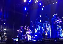 Amaral saluda al público tras su actuación en Gran Canaria este sábado.