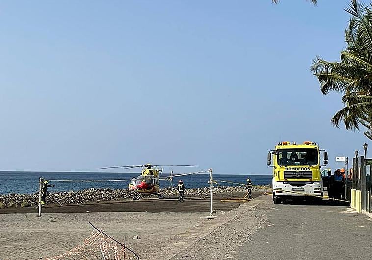 Imagen del helicóptero medicalizado que traslado a la persona que sufrió un infarto en la Playa del Cura.