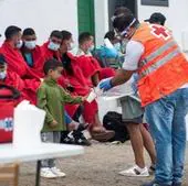 Gobierno y comunidades abordan el miércoles trasladar 380 menores migrantes a la península