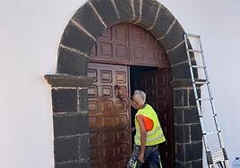 Trabajos de arreglo de una de las ermitas del municipio de La Oliva.