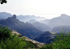 Vista parcial de la Cumbre, con la estampa a la izquierda del Roque Bentayga.