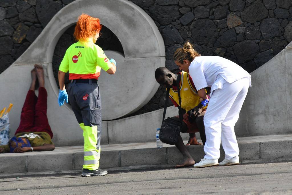 El drama migratorio se vive en el muelle de La Restinga