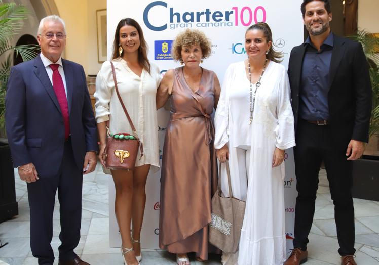 Guacimara Cabrera Cabrera, con otras galardonadas y galardonados en los Charter 100 Gran Canaria.