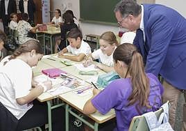 El consejero de Educación, Poli Suárez, en el colegio Agustín Hernández Díaz de Moya en la inauguración del curso 2023-24 en septiembre.