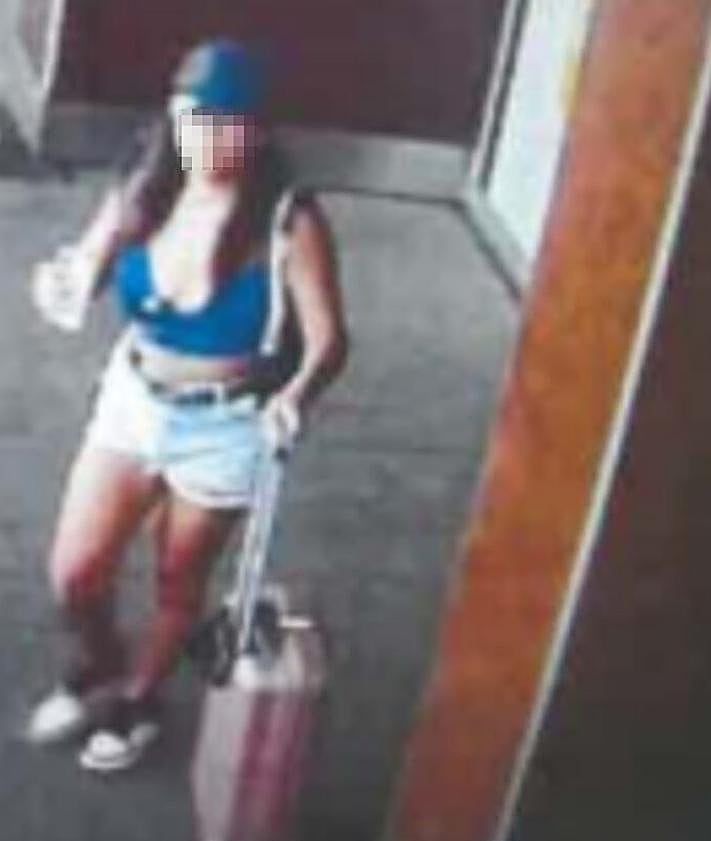 Imagen secundaria 2 - En los registros se documentaron lubricantes y productos de aseo, tarifas de los servicios sexuales e imágenes de la recogida de las víctimas.