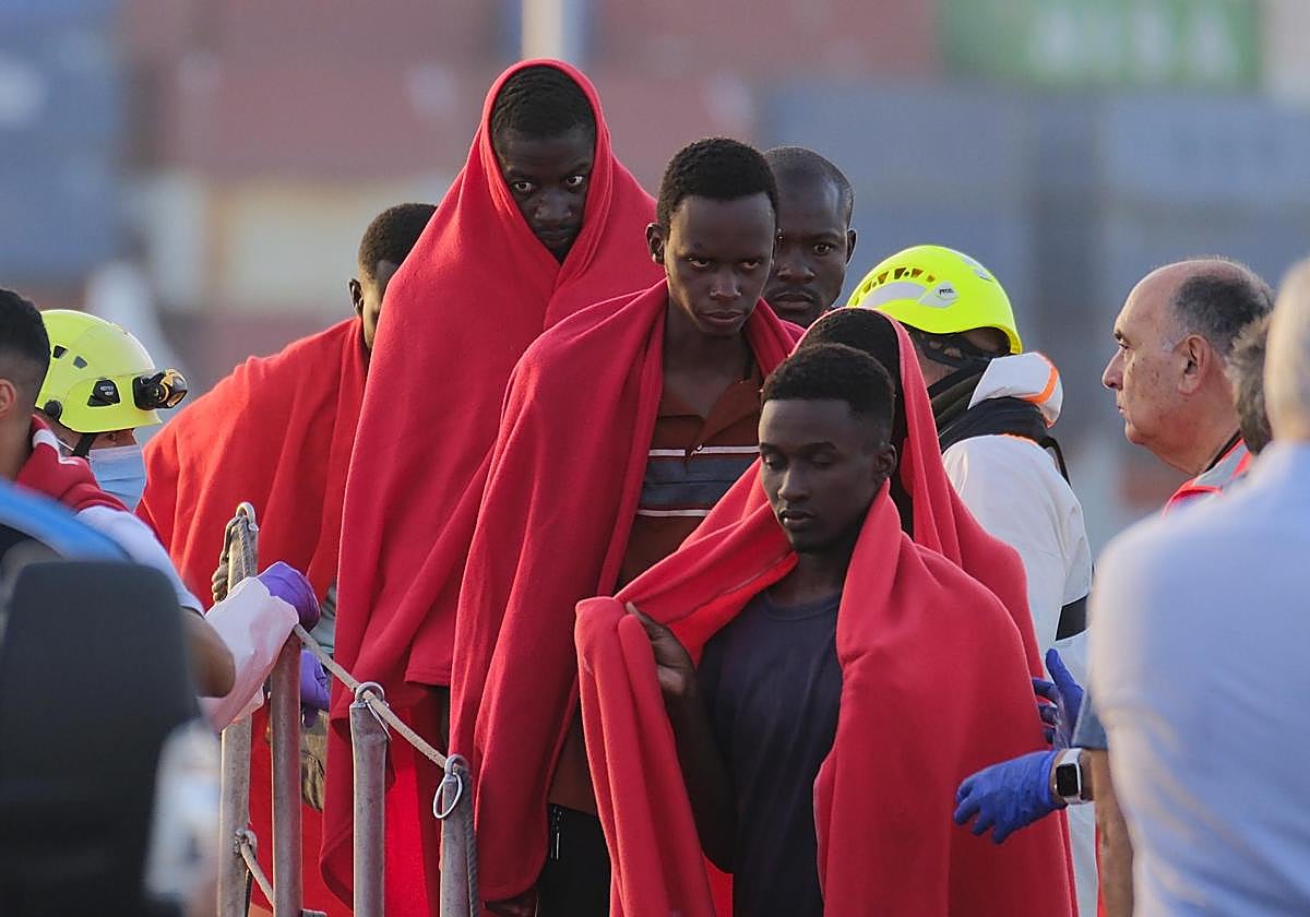 En la imagen, llegada de la Guardamar Calíope al puerto de Las Palmas de Gran Canaria con 134 rescatados, procedentes de dos neumáticas con 78 y 56 ocupantes.