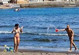 Una pareja divirtiéndose en la playa de Arinaga en Gran Canaria.