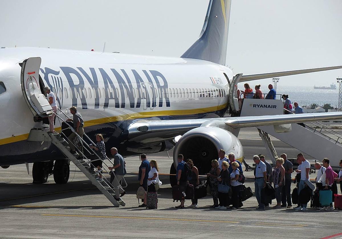 Pasajeros de Ryanair en el aeropuerto Cesar Manrique de Lanzarote.