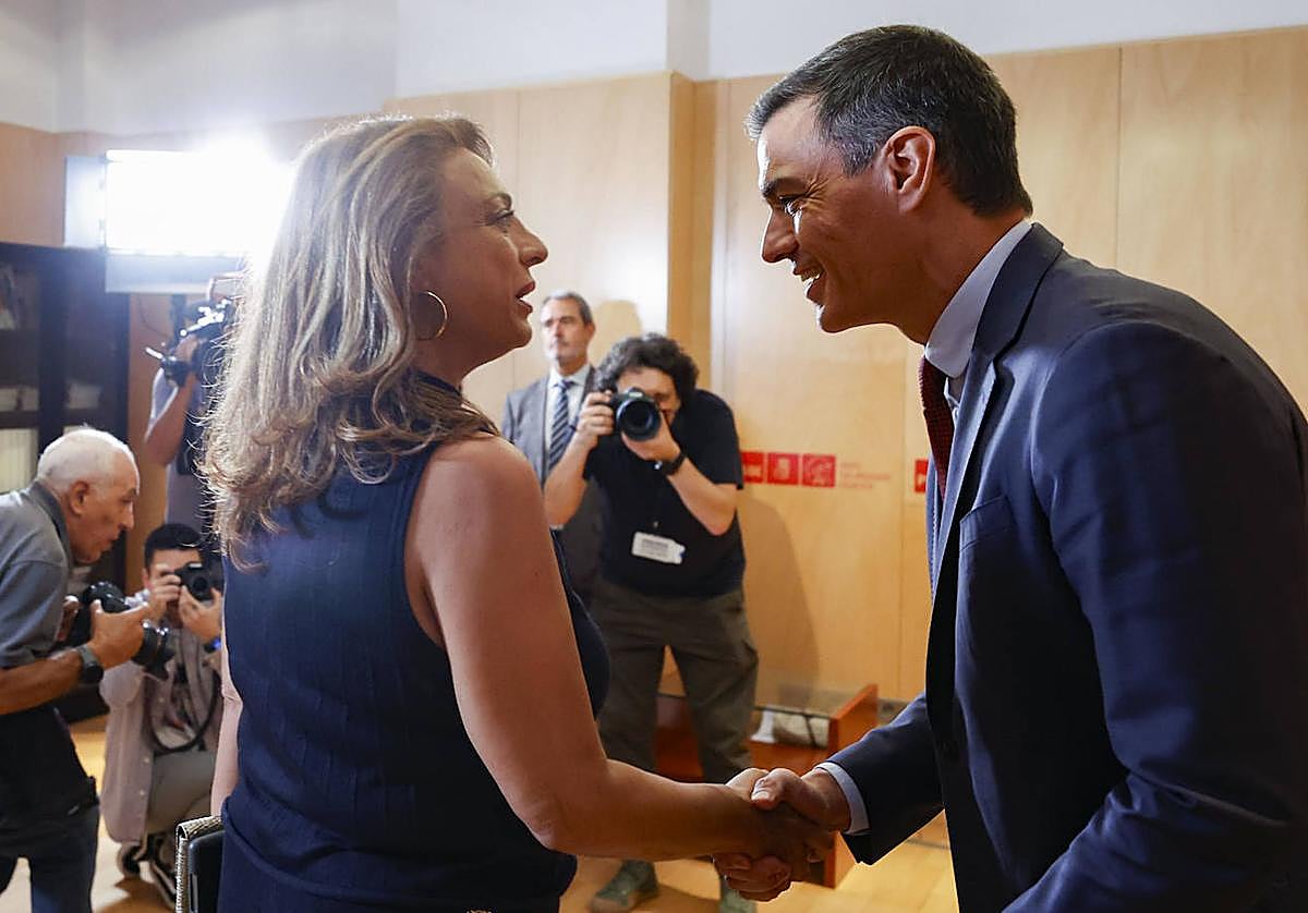 El presidente del Gobierno en funciones, Pedro Sánchez, y la diputada de CC, Cristina Valido, se saludan antes de iniciar su reunión este miércoles.