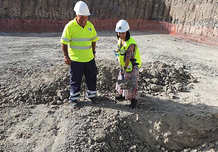La alcaldesa, Carolina Darias, coloca la primera piedra del nuevo bloque de viviendas de alquiler social y asequible.