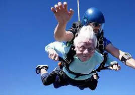 Muere la mujer de 104 años que se había tirado en paracaídas