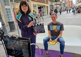 Una alumna preparándose para grabar un vídeo con el escritor Carlos Sosa