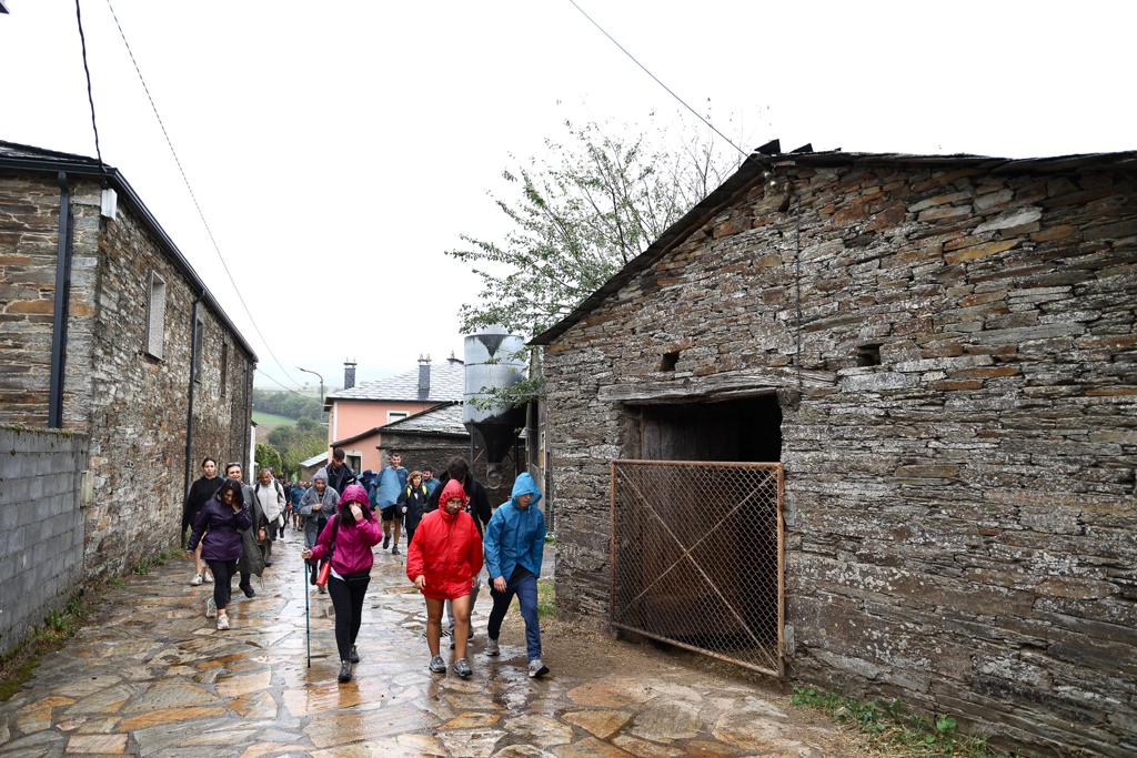 Imagen secundaria 1 - Los jóvenes del Camino de Los Valores se empapan de la experiencia de Irene Villa