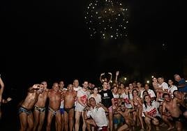 Los chapuzoneros no dudaron en meterse en el agua fresca de Las Canteras.