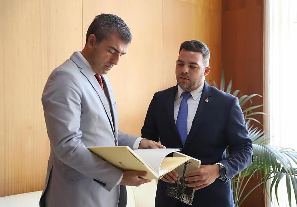 Encuentro en el Cabildo entre Manuel Domínguez y Jacobo Medina.