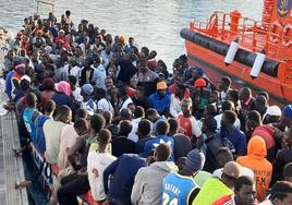 Migrantes trasladados a Los Cristianos en la mañana de este viernes.