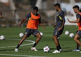 Joanthan Viera protege el balón ante la presión de Marvin y Enzo.