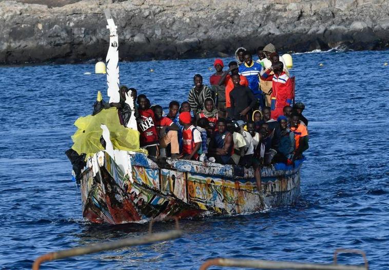 La llegada de cayucos no cesa en la isla de El Hierro. En la imagen, uno con 100 personas que llegó el pasado jueves.