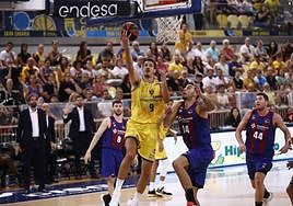 Nico Brussino anota ante el Barça.