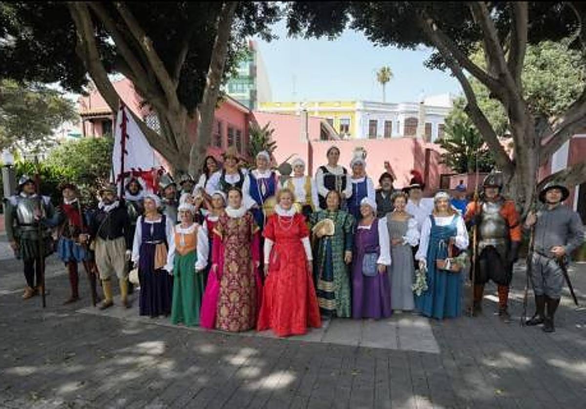 Cada pieza es una obra de arte confeccionada artesanalmente, siguiendo patrones originales de la época.