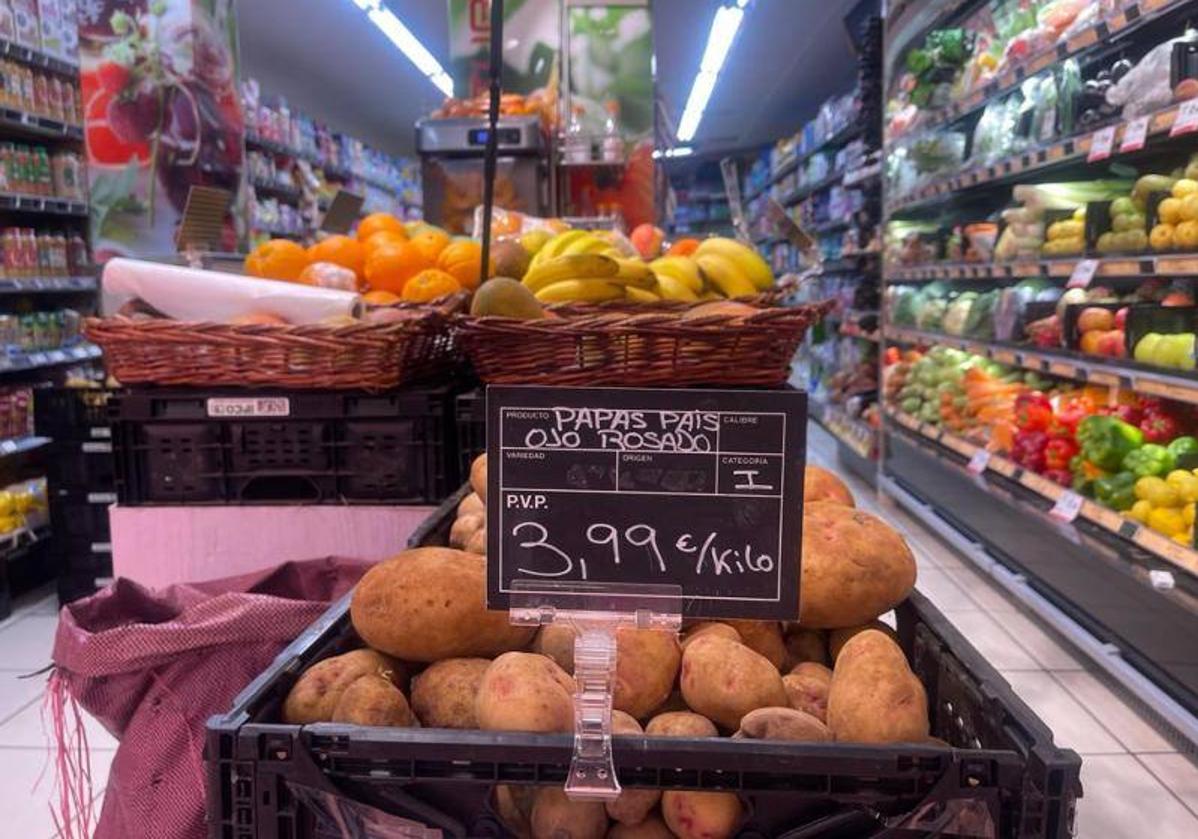 Imagen de un supermercado y el lineal con las papas a la venta.