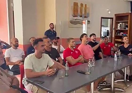 Imagen de los jugadores del Manacor viendo el sorteo de la Copa del Rey.