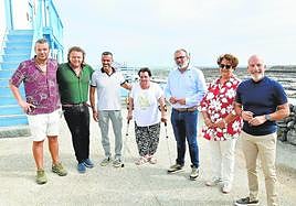 Foto de familia en el acto. Al lado, Dolores Santana, exsalinera.