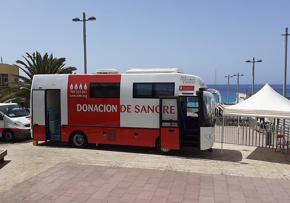 La guagua del ICHH, en la plaza de los Pescadores, en Morro Jable, en el municipio de Pájara.