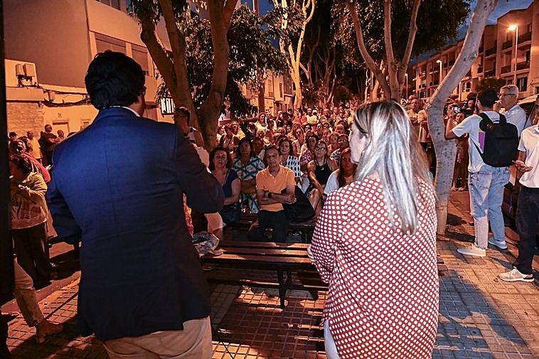 Un momento de la reunión que mantuvieron Ramos y Sánchez con los vecinos en plena calle.