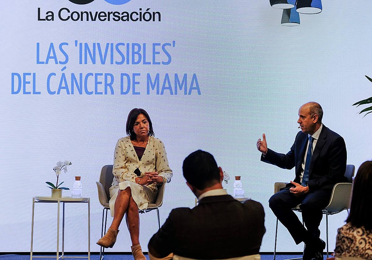 La presidenta de la Asociación Española de Pacientes con Cáncer de Mama Metastásico y el oncólogo Cortés, durante el acto.