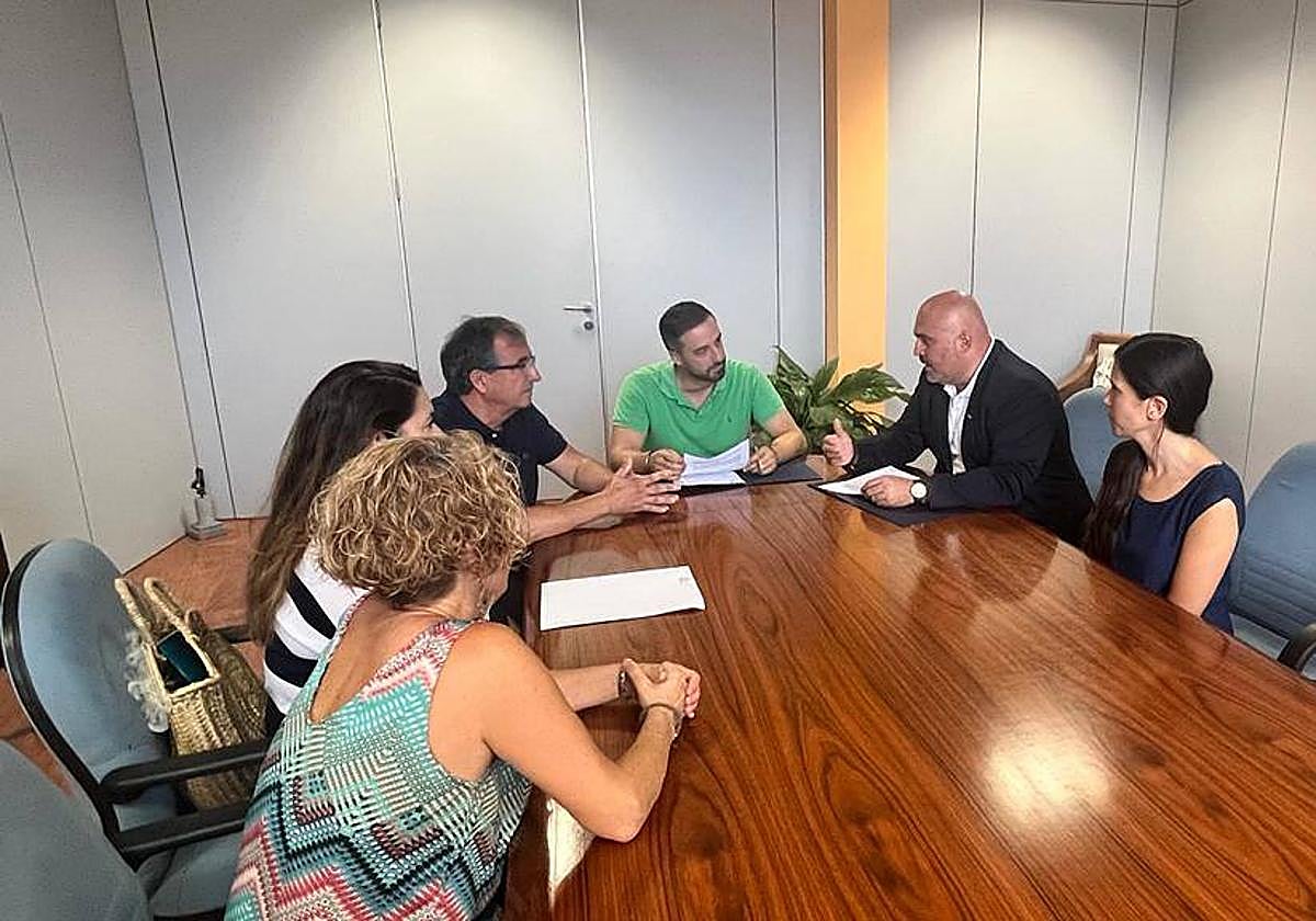 Un momento de la firma del contrato con Gesplan.