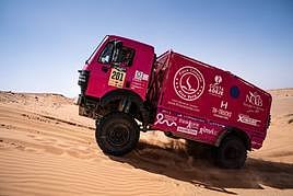 Rafa Lesmes y su vehículo rosa.