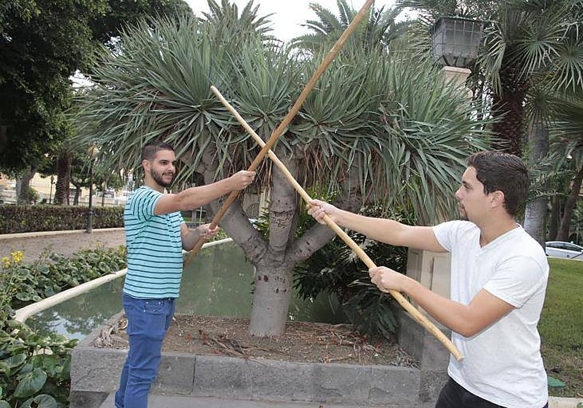 Dos jóvenes practican el Juego del Garrote Tradicional de Gran Canaria.