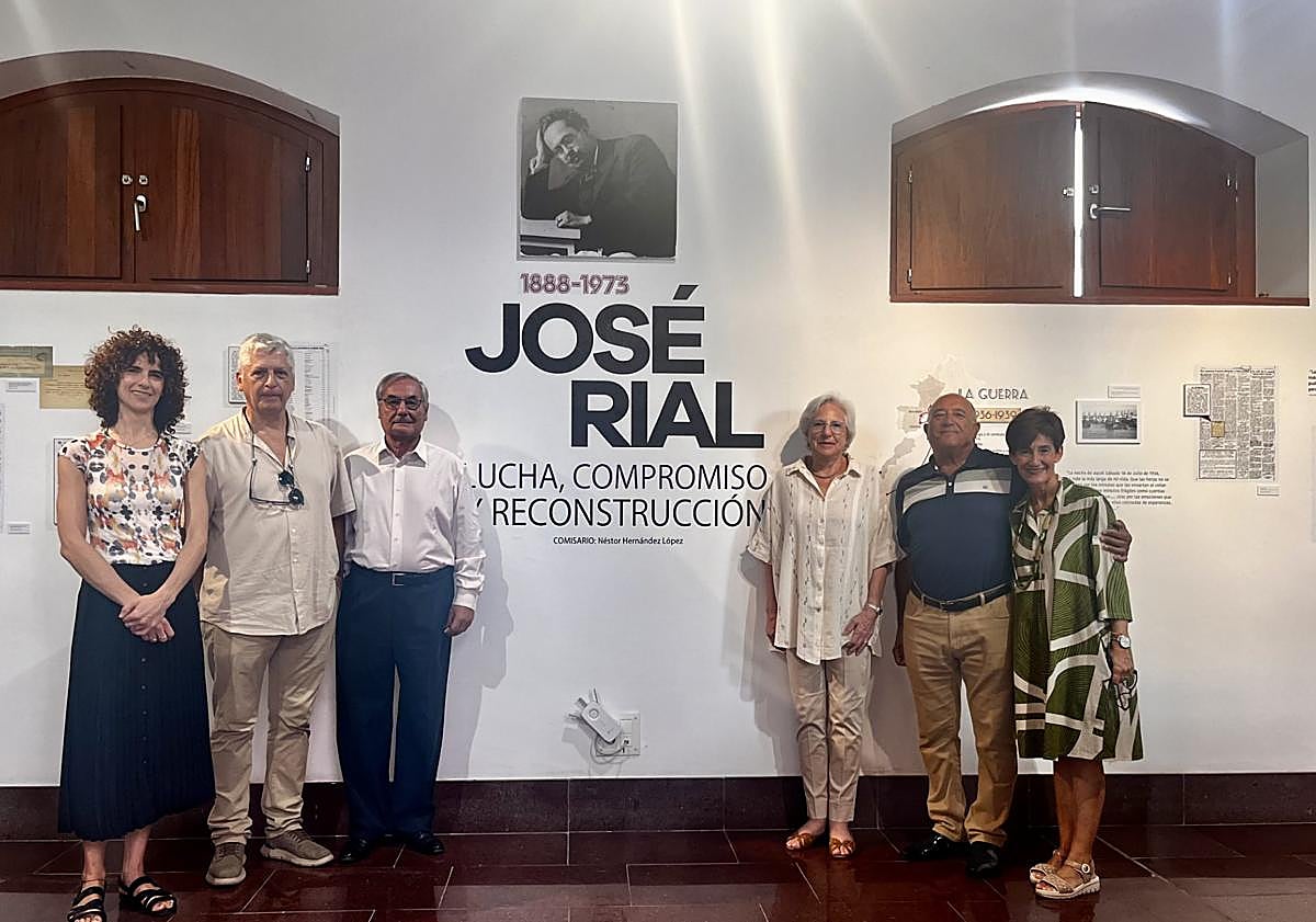 Imagen principal - Inauguración de la muestra de José Rial en la Fundación Juan Negrín.