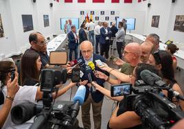 El presidente del Cabildo de Gran Canaria, Antonio Morales, atendiendo a los medios de comunicación tras la firma de los convenios del Fdcan