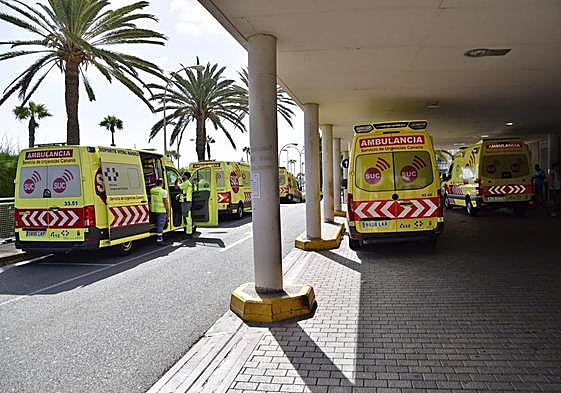 Ambulancias esperando para dejar a los pacientes en el Insular.