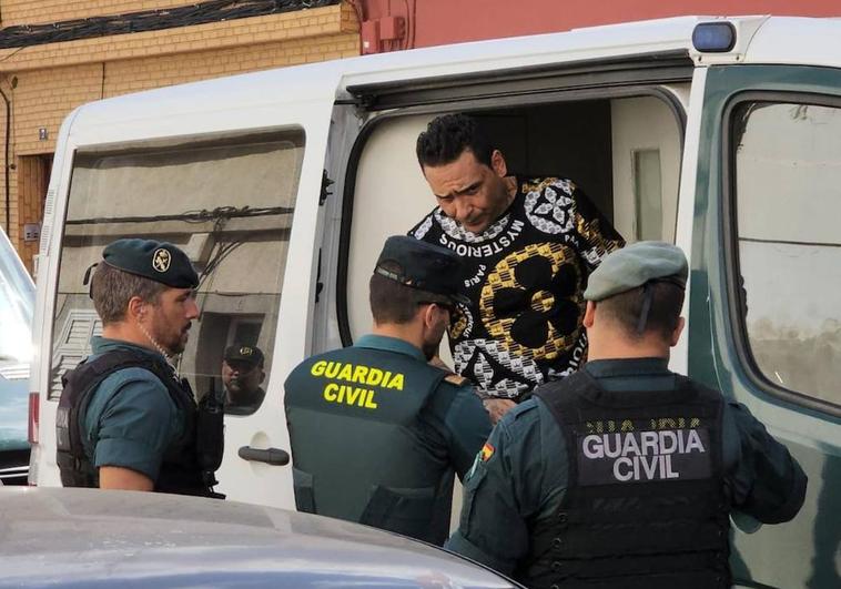 En la imagen, David José R. P. alias el Adoptado, al salir del furgón de la Guardia Civil este jueves en el Cruce de Sardina.