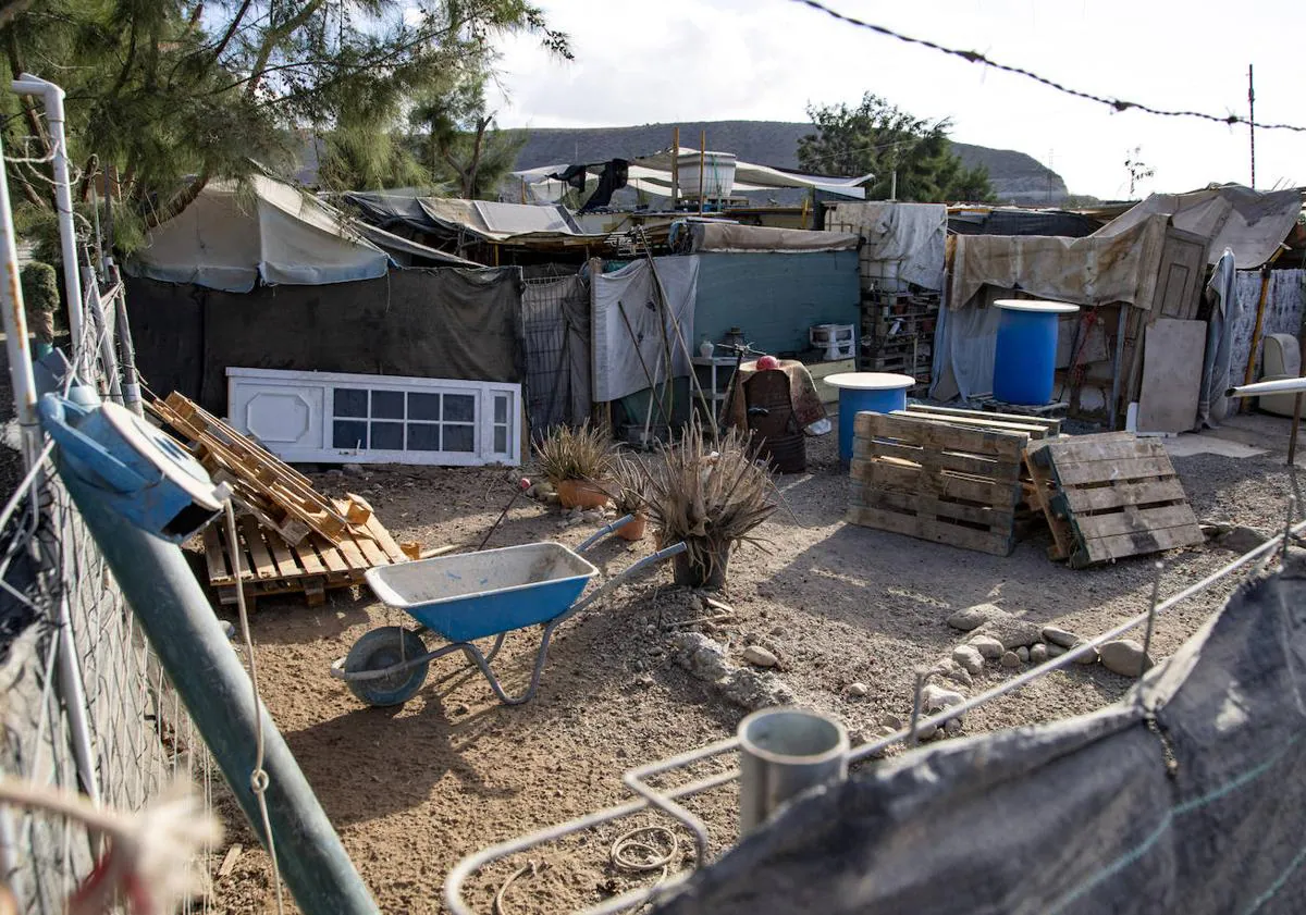 Imagen principal - El poblado de infraviviendas de El Pajar no deja de crecer al lado de la meca turística