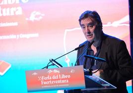 El poeta granadino y director del Instituto Cervantes, durante la conferencia inaugural de la 33ª Feria del Libro de Fuerteventura.