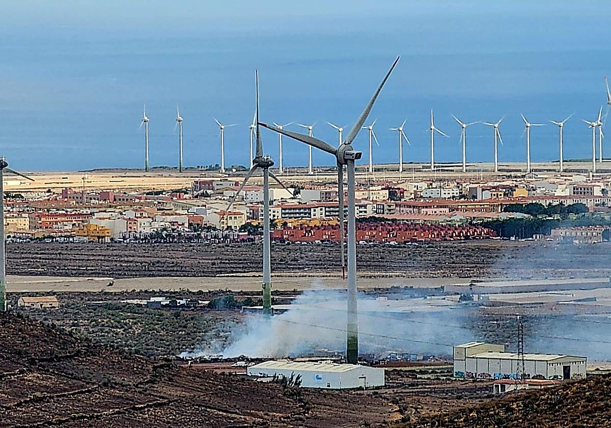 Imagen principal - El humo resulta visible a simple vista en la zona.