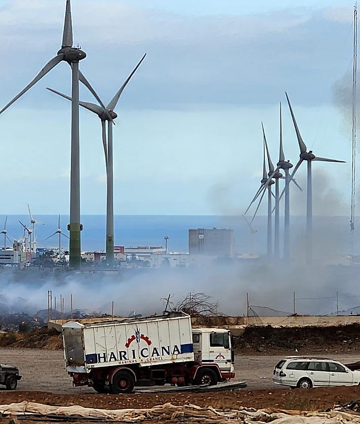 Imagen secundaria 2 - El humo resulta visible a simple vista en la zona.