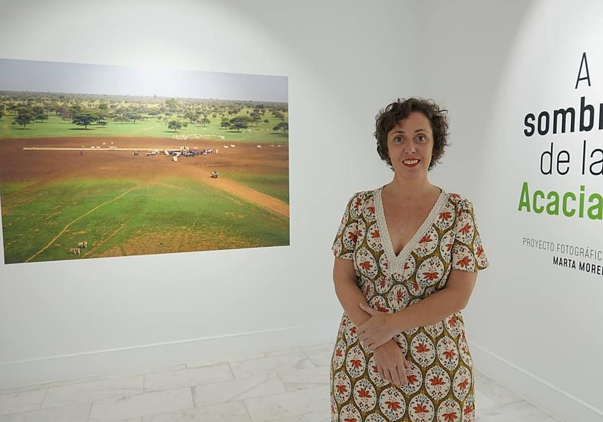 Marta Moreiras, en Casa África, junto a sus imágenes.