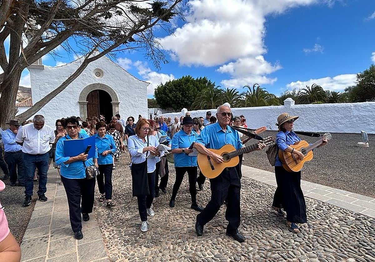 La procesión sale de la ermita de Ampuyenta con los músicos y bajo un cielo que anunciaba lluvia.