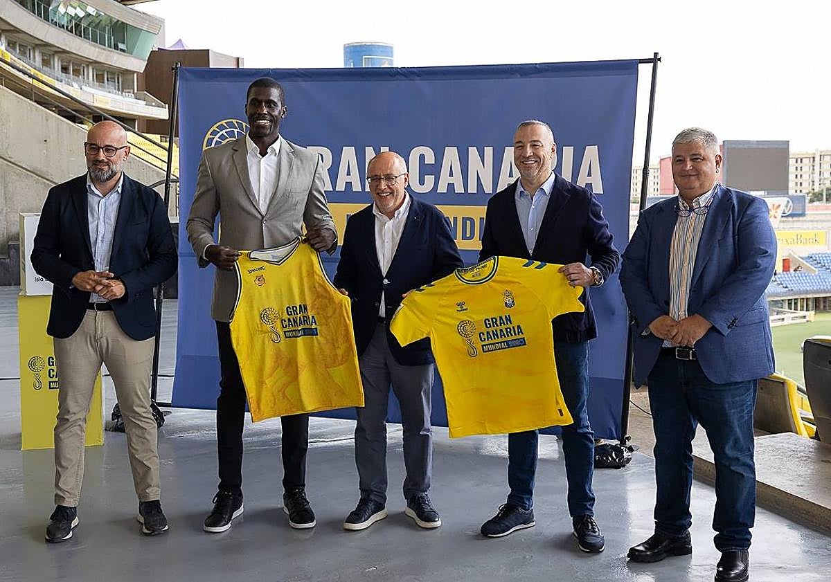 Imagen principal - Diferentes momentos de la presentación de la marca corporativa.