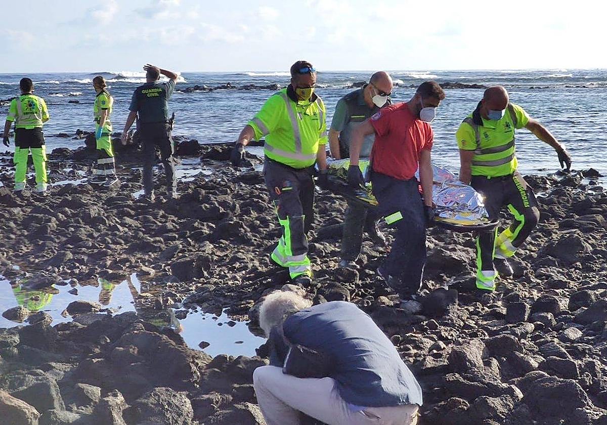 Imagen del rescate de los cuerpos sin vida en las costas lanzaroteñas en noviembre de 2020.
