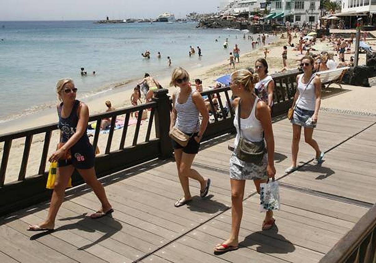 Turistas en Playa Blanca.